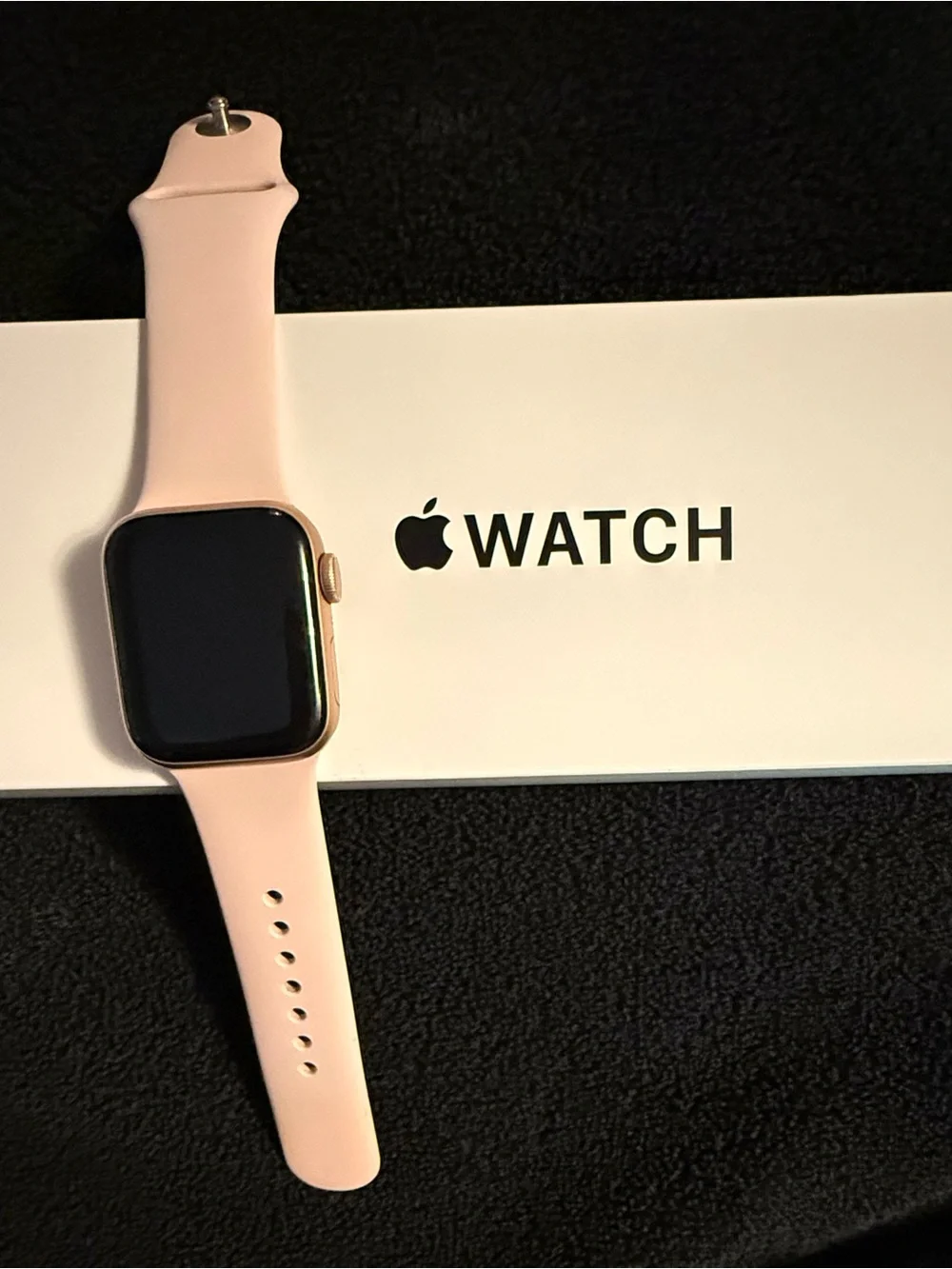 Apple SE 40MM Rose Gold Smartwatch with Pink Silicone Band Series 4 + charger